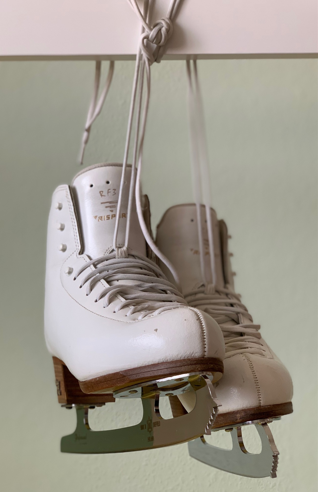 Meine Schlittschuhe in der Wintersaison 2020/21. Da hängen sie und warten auf ihren nächsten Einsatz.