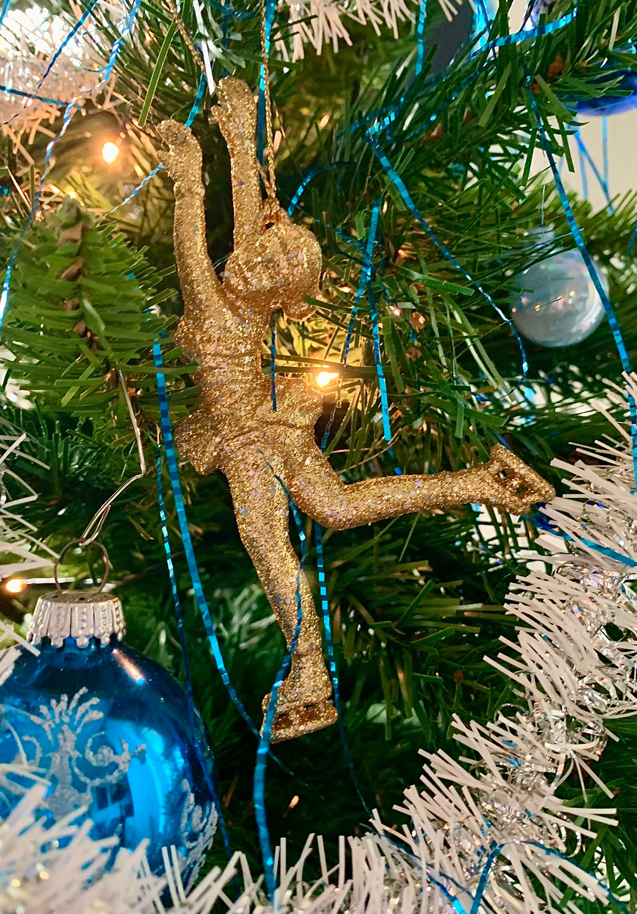 Die kleine Eislauf-Püppi begleitet mich schon seit meiner Kindheit. Als Geschenk von meinen Eltern ist sie mit mir quer durchs Land gezogen und erhält jedes Jahr zu Weihnachten einen besonderen Platz im Baum.